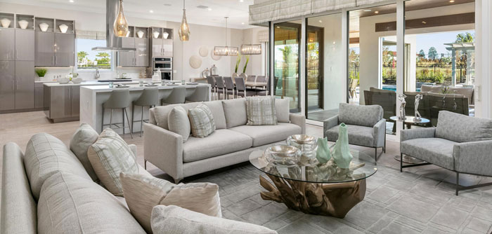Gran salón amueblado, sala de estar, comedor y cocina combinados, con acceso a lanai al aire libre, dentro de una residencia de resort curada en The Bear's Den Resort Orlando.