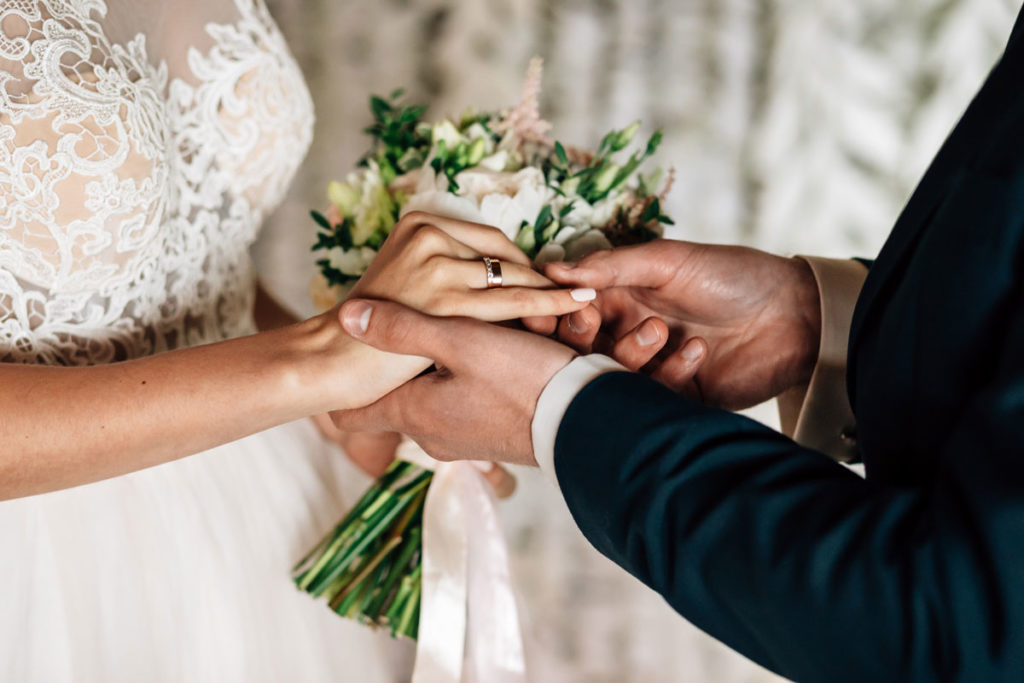 La novia y el novio intercambian anillos de boda.