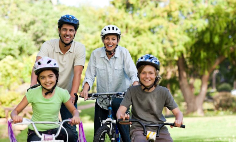 Mamá, papá y niños en bicicleta.