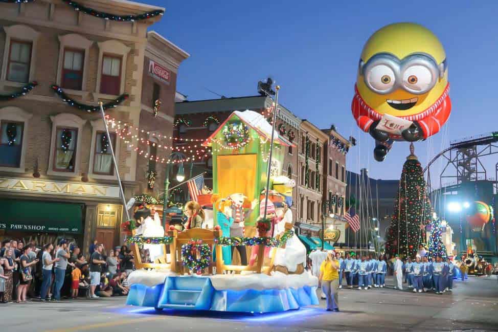 Desfile navideño de Universal Orlando Resort con globos y carrozas.