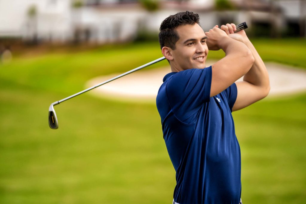 Hombre haciendo pivotar un palo de golf en el campo de golf Jack Nicklaus en Bear's Den Resort en Florida.