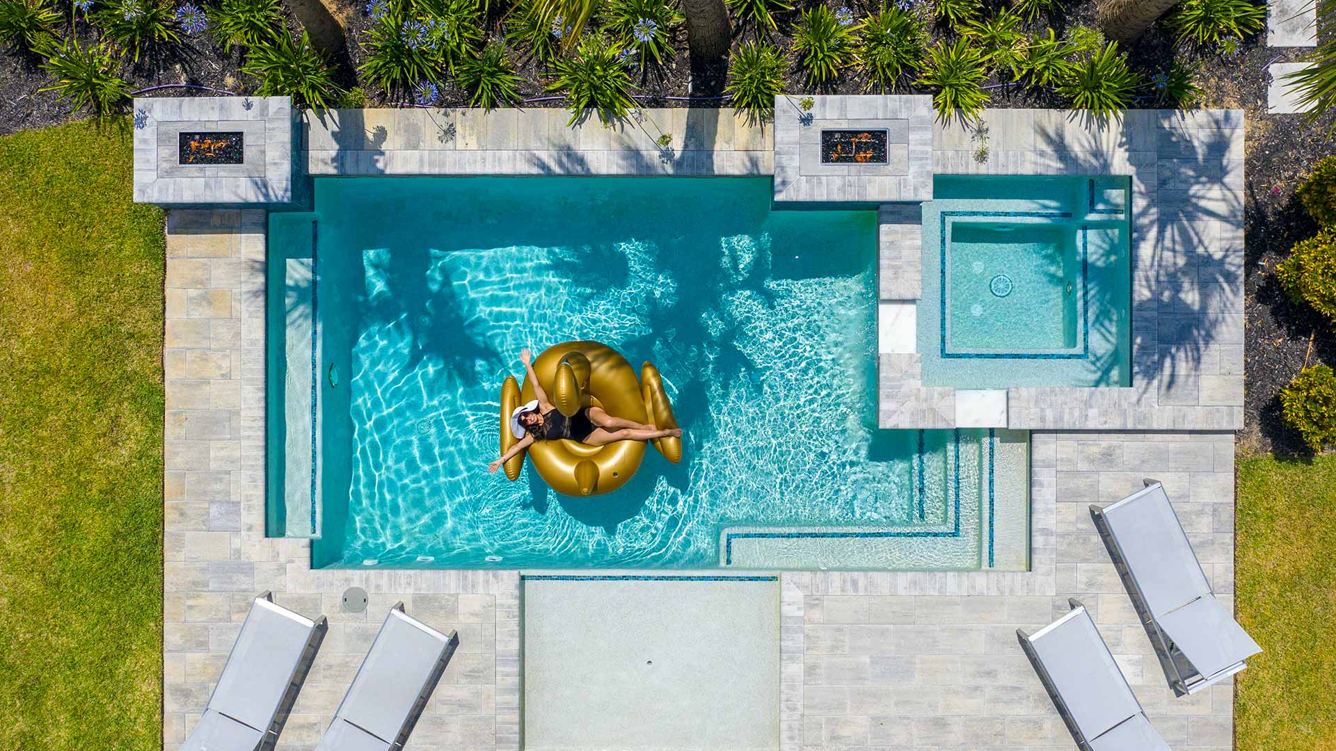 Mujer relajándose en un flotador en la piscina privada de su casa Bear's Den Resort