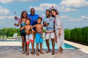 Familia vestida con atuendos temáticos de EE. UU. para el 4 de julio en su casa de vacaciones Bear's Den