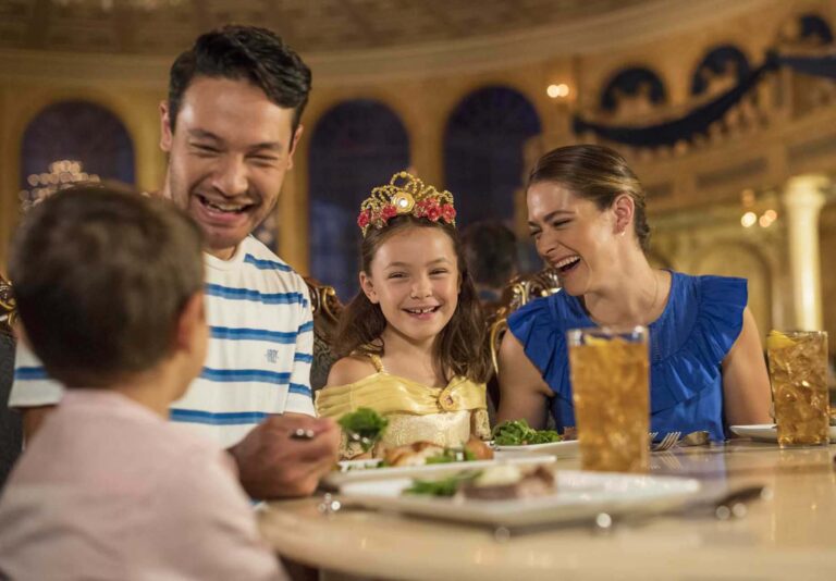 Familia disfrutando de una cena en el restaurante Be Our Guest en Magic Kingdom | El mundo de Walt Disney