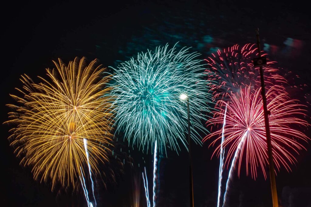 Fuegos artificiales rojos, blancos y azules