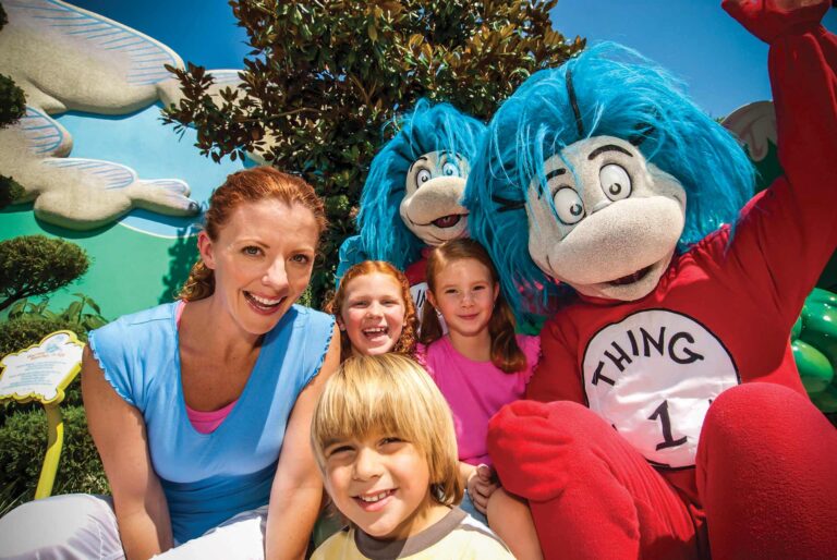 Familia tomándose una selfie con Thing 1 y Thing 2 en Seuss Landing en Universal Islands of Adventure