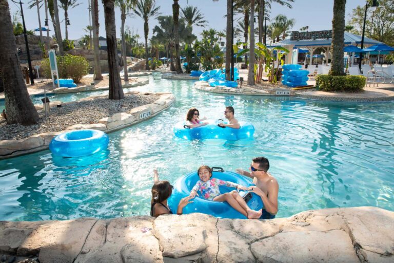Familias disfrutando de la piscina en el Reunion Resort Water Park