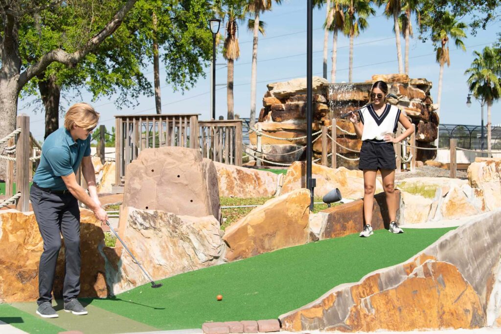 Pareja jugando una ronda de golf en miniatura en Reunion Resort