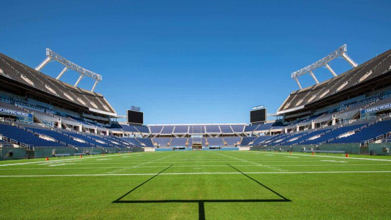 Campo de fútbol dentro del Camping World Stadium en Orlando, Florida